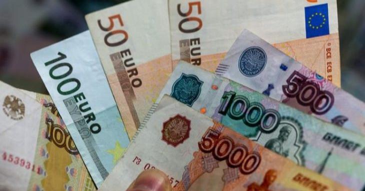 Рублата се срина рекордно, в Украйна - лимити за теглене на пари
